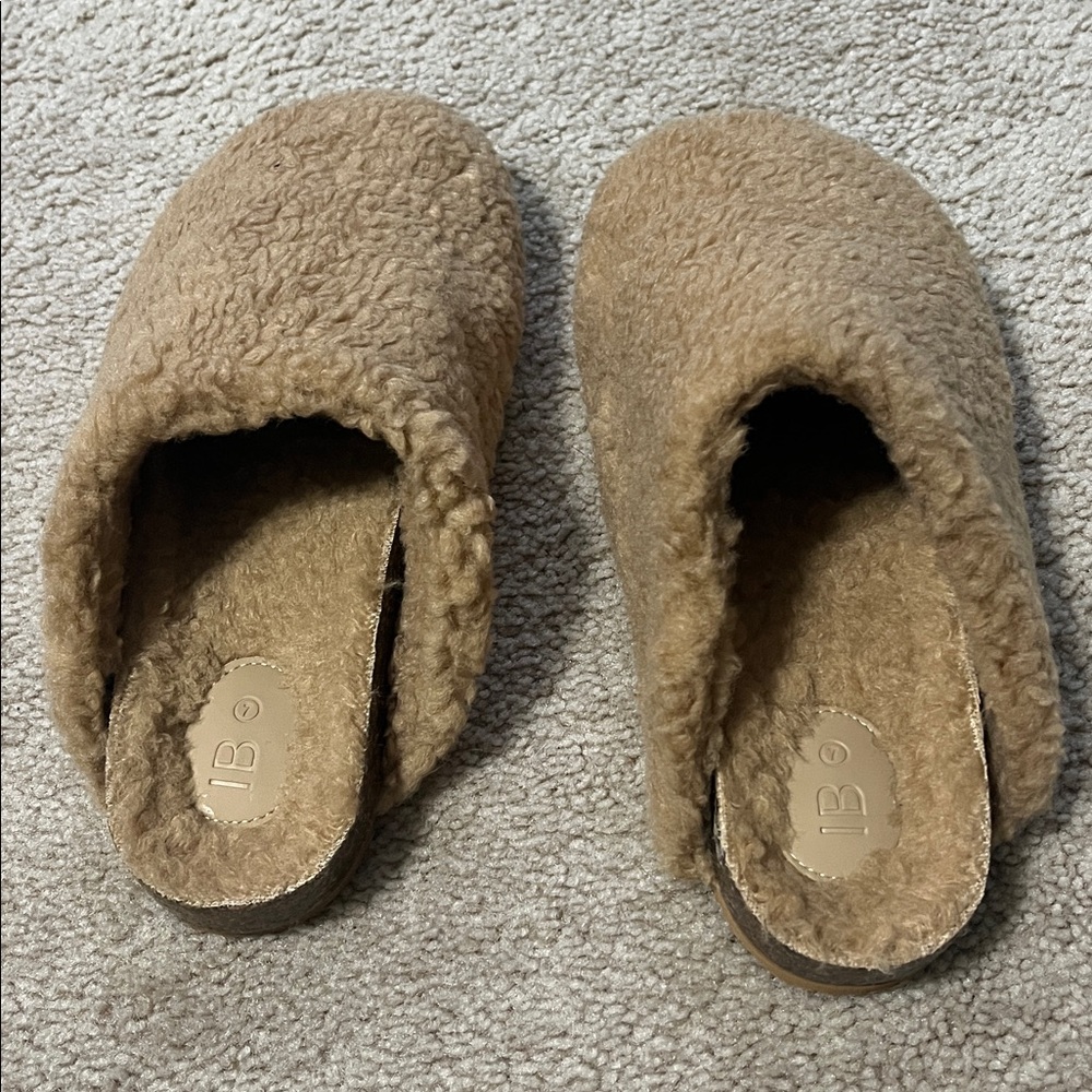 Tan Slippers women’s size 7 - Picture 2 of 6